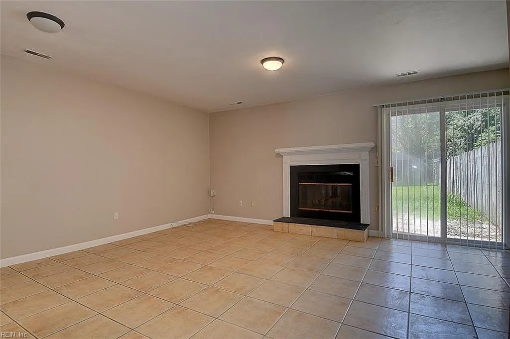 3 bed, 1.5 bath, 1266 sqft, $1,995 — Photo 4