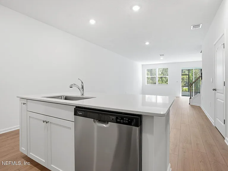 32 Pasadena Dr — Photo 8