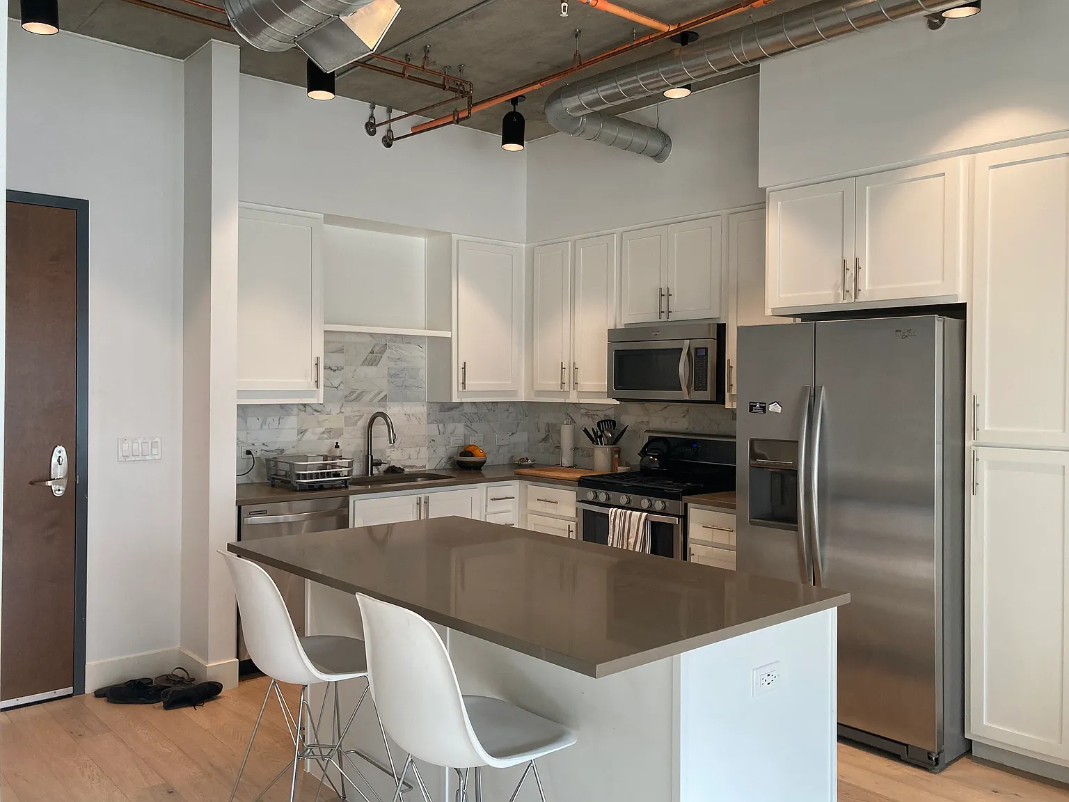 Studio, 698 sqft, $2,300 — Photo 1