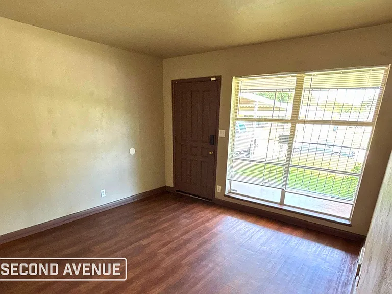 1728 Meyers Pl — Photo 2