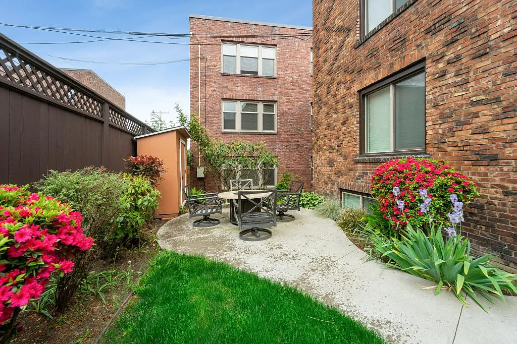 2038 Yale Ave E - Studio — Photo 3