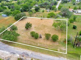 853 E End St, Goliad, TX 77963