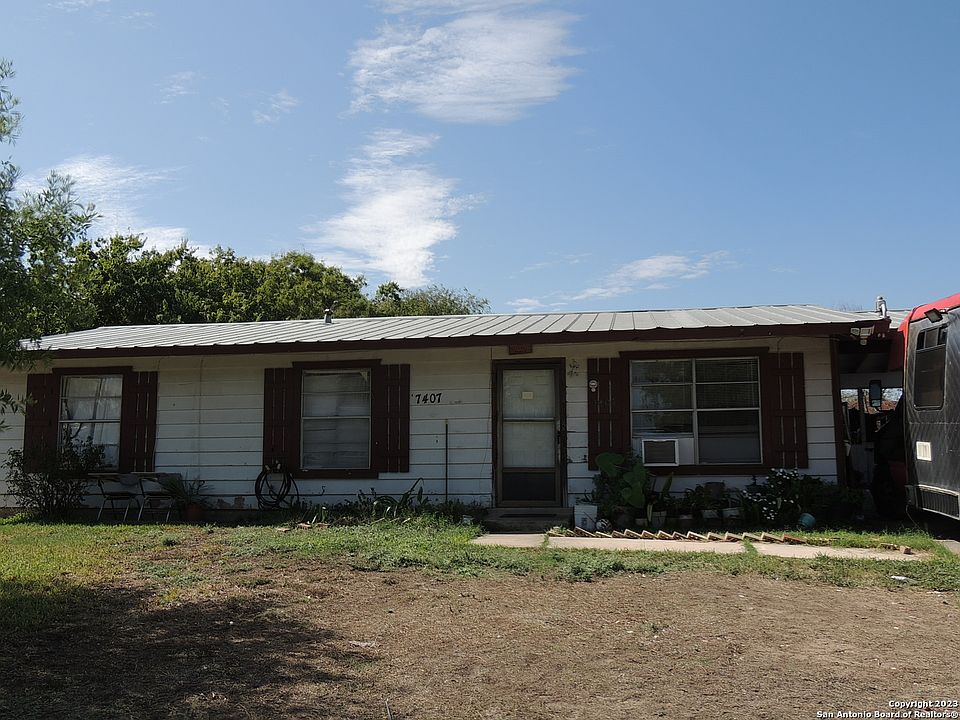 2nd image of 7407 Spur Valley St