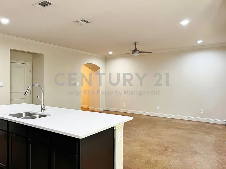 1312 W Jefferson St #5 — Photo 3