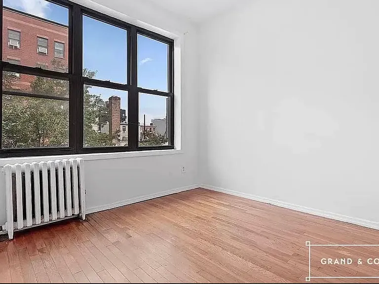 14 Maujer St #11 — Photo 2
