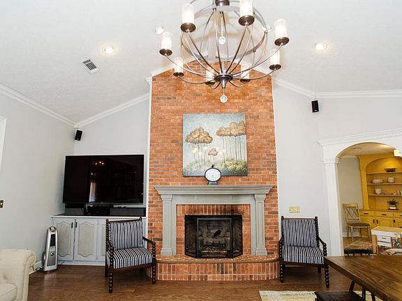4th image of 102 Pear Ln