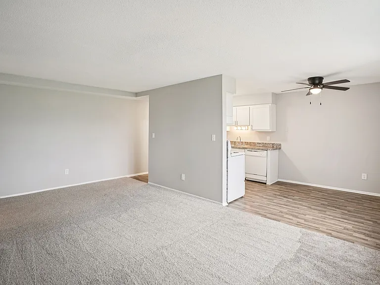 Hillcrest Club Apartments — Photo 19