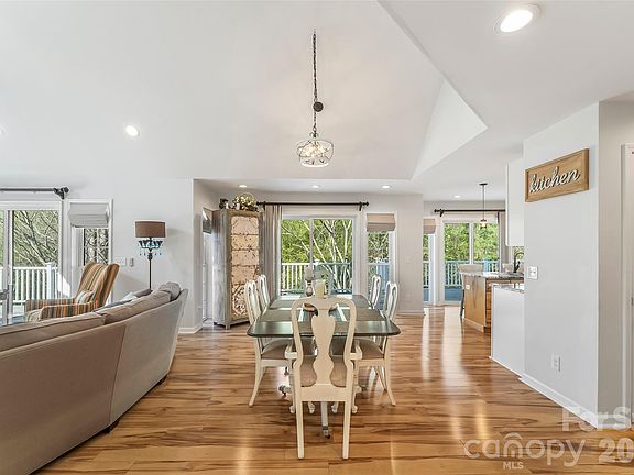 4th image of 6047 Chaucer Ln
