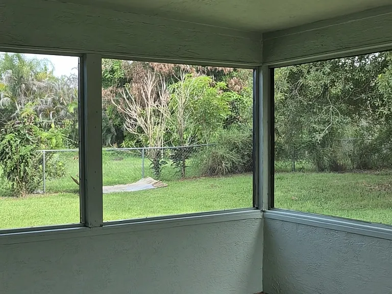 1318 SW Ackard Ave — Photo 1