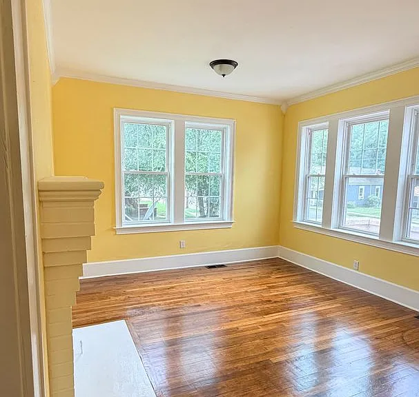 403 E Elm St — Photo 5