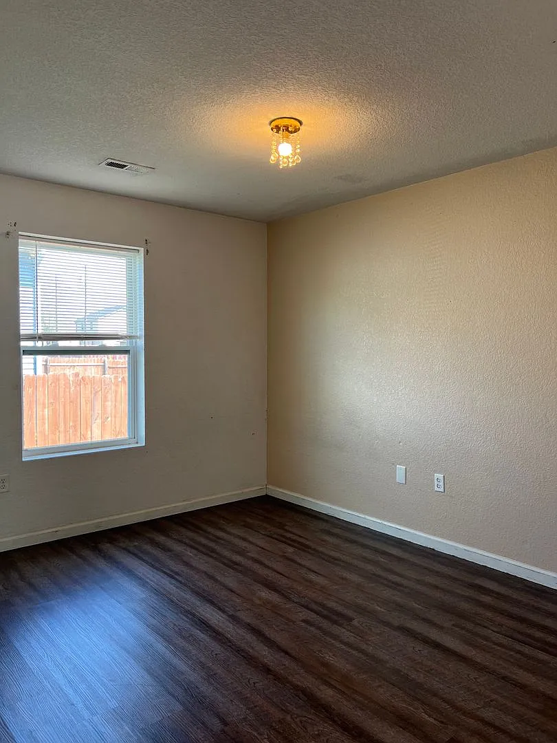 3 Bedroom 2 Bathroom home — Photo 3