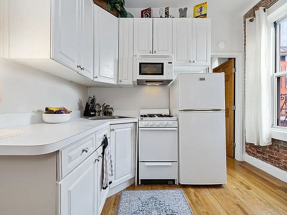 5th image of 240 Sullivan St APT 20