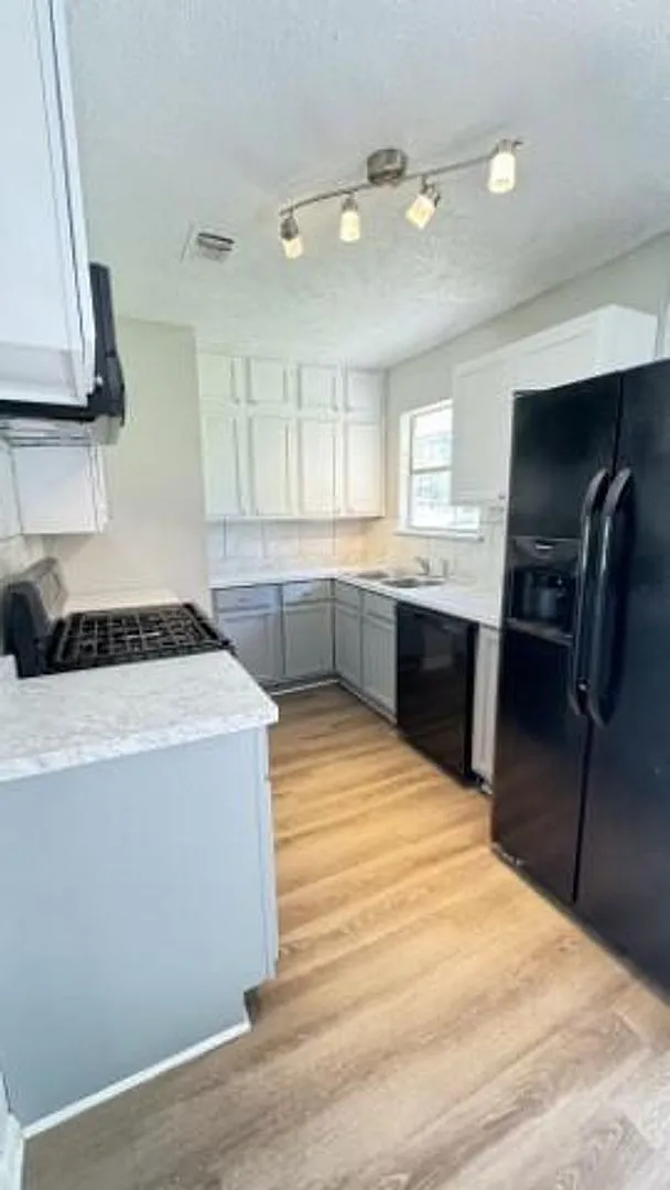 310 Parkview Ave. — Photo 2