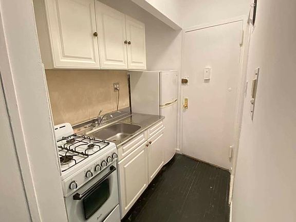 2nd image of 319 W 21st St APT 2B
