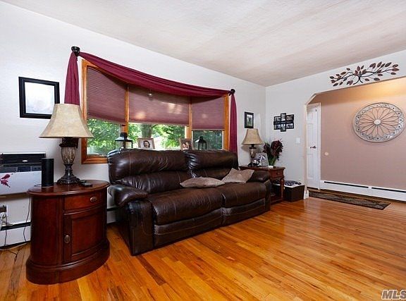 3rd image of 10 W Oak St