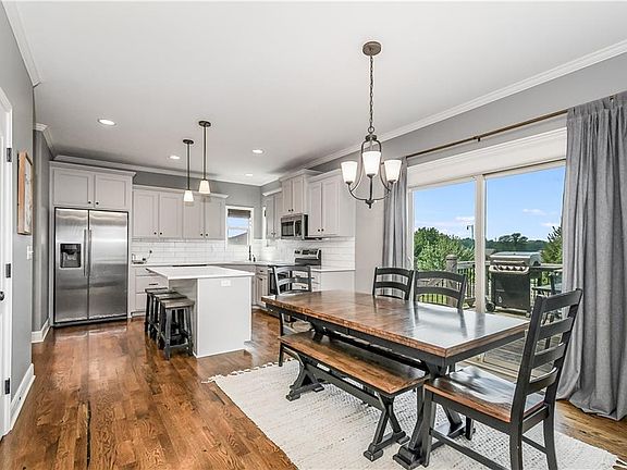 3rd image of 900 SE Auburn Ct