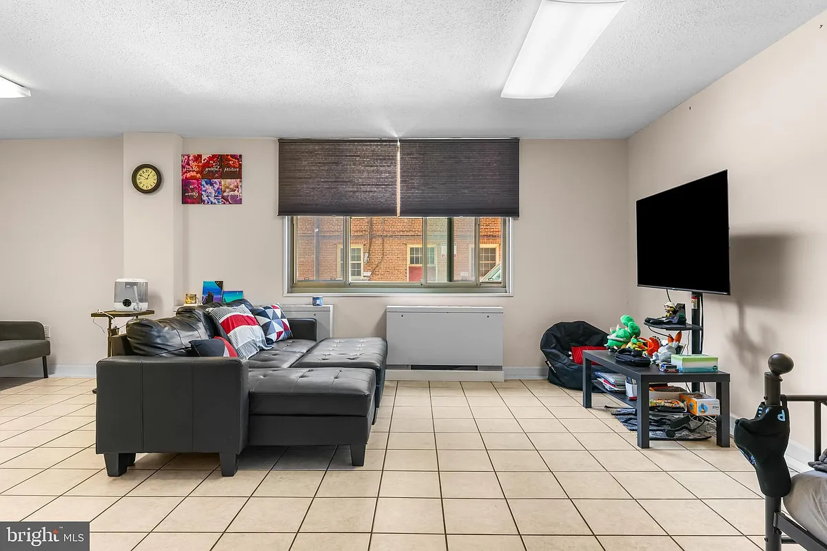 Building Photo - 1 E University Pkwy #106