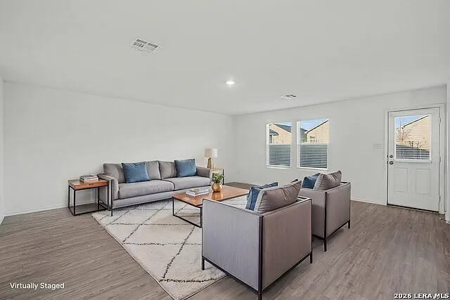 3 bed, 2.0 bath, 1943 sqft, $1,600 — Photo 3