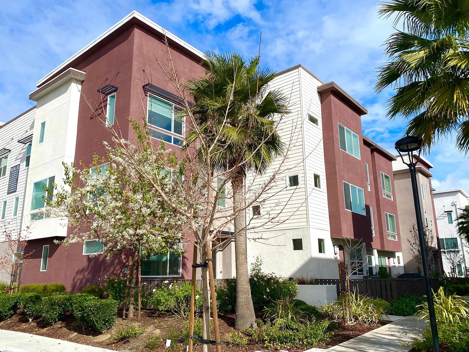 4 bed, 2.5 bath, 2292 sqft, $4,500 — Photo 2