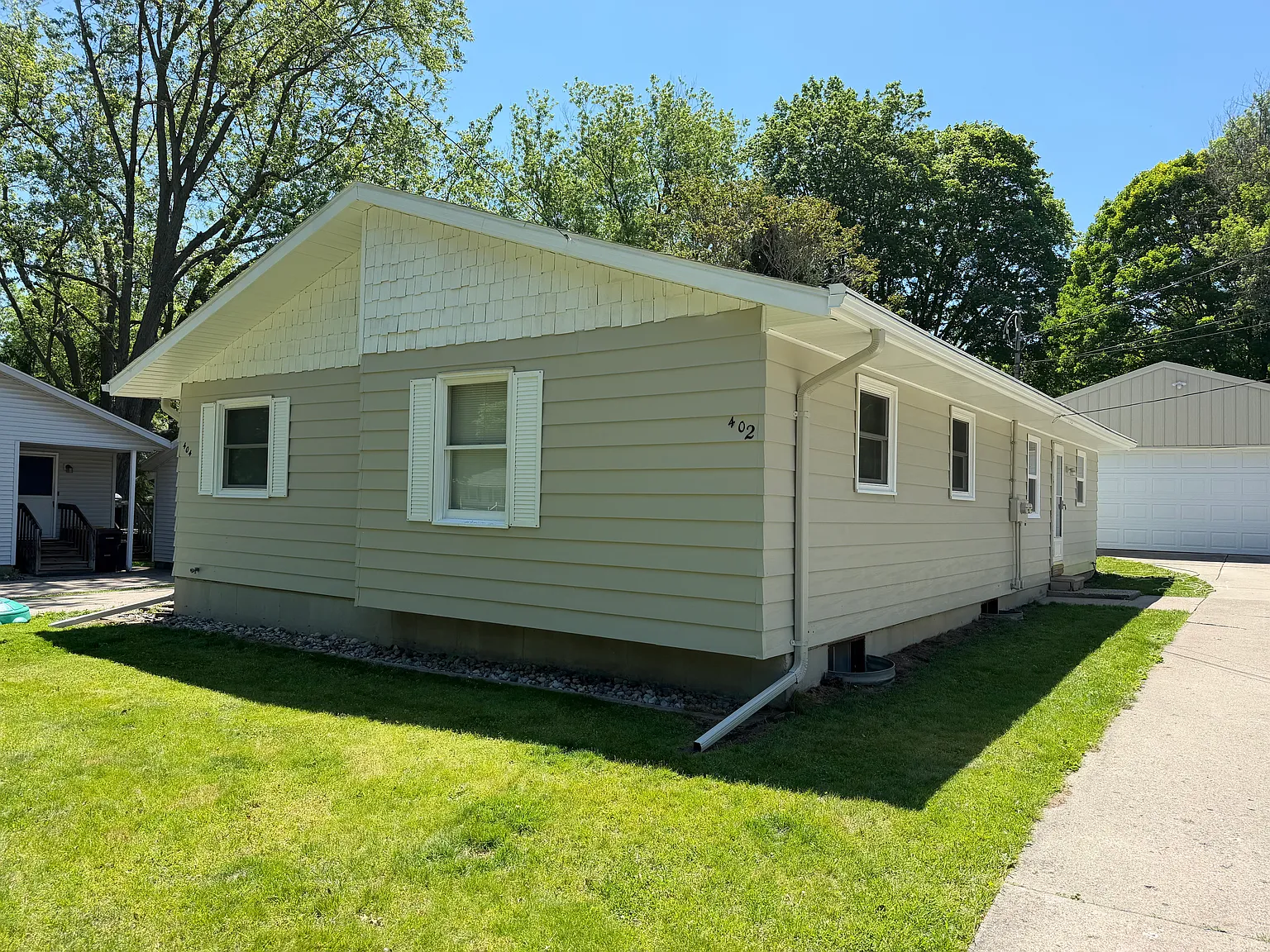 2 bed, 725 sqft, $1,300 — Photo 2