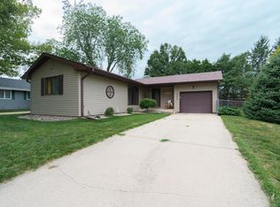 2827 S Paxton St, Sioux City, IA 51106