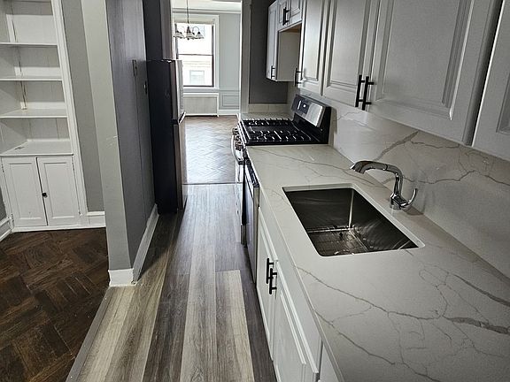 4th image of 2000 N Lincoln Park W #1105