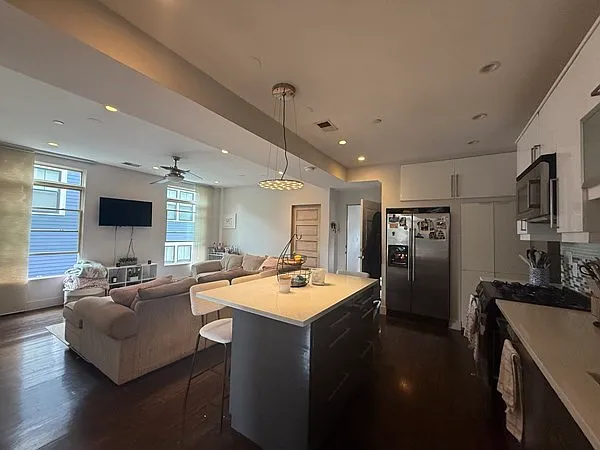 4 bed, 1250 sqft, $4,400 — Photo 1