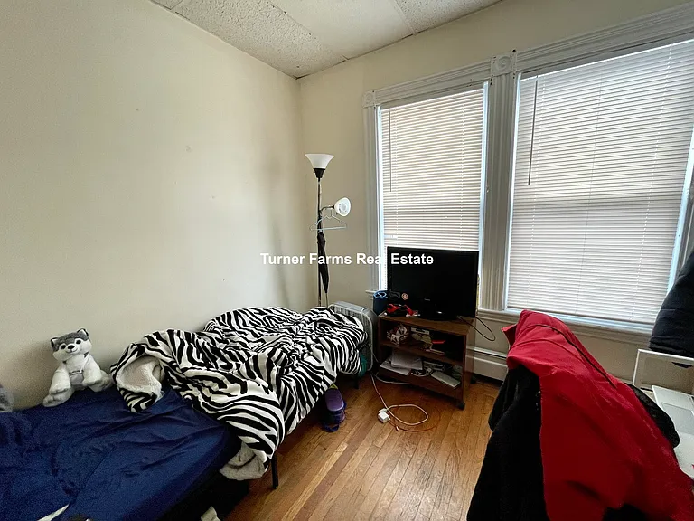 80 Hillside St — Photo 4