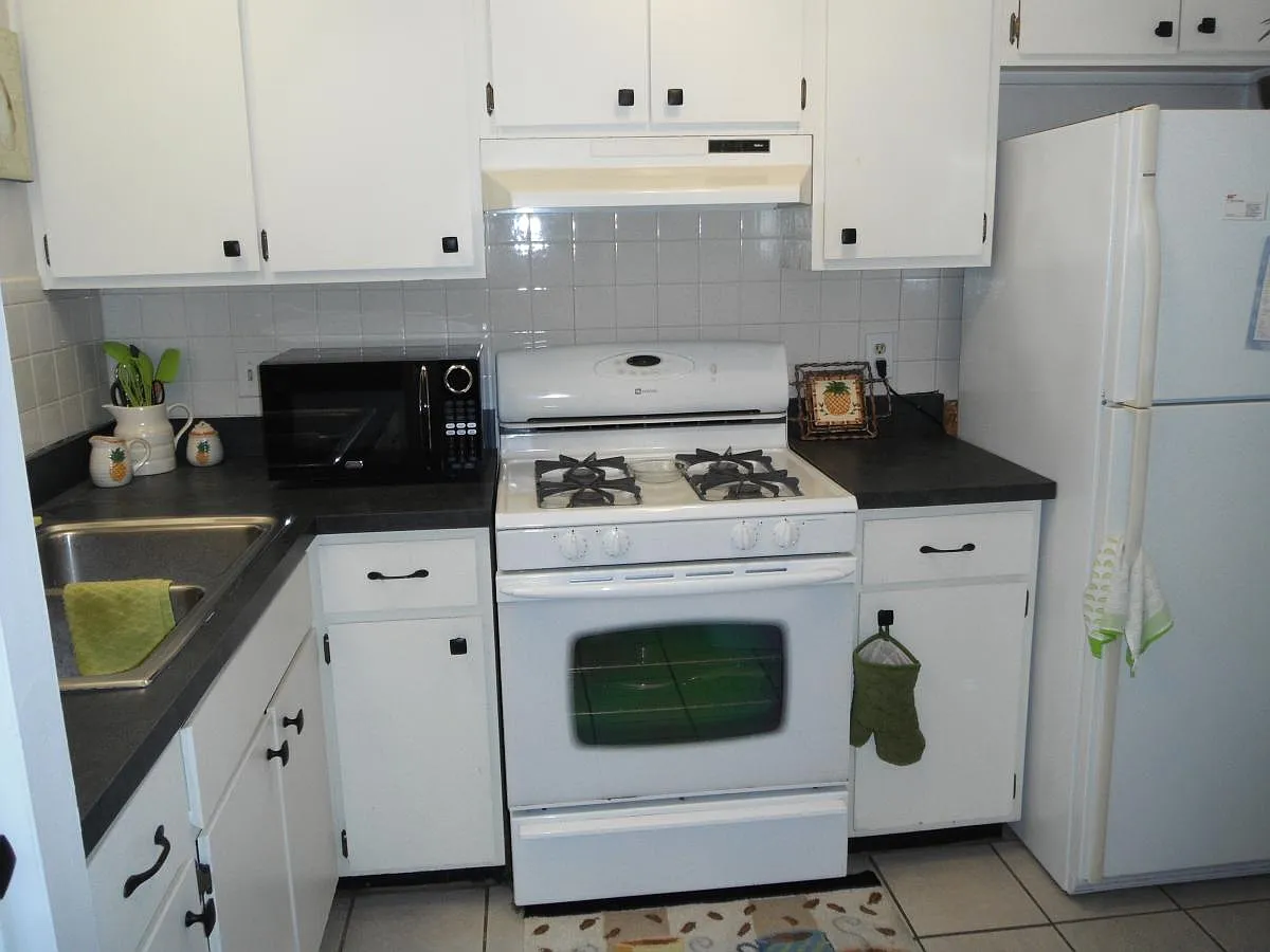 kitchen - 1525 Arrowhead Cir W