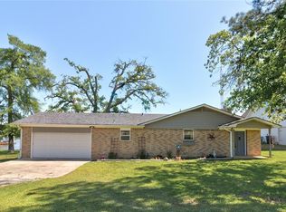 425 Kiowa Dr W, Lake Kiowa, TX 76240