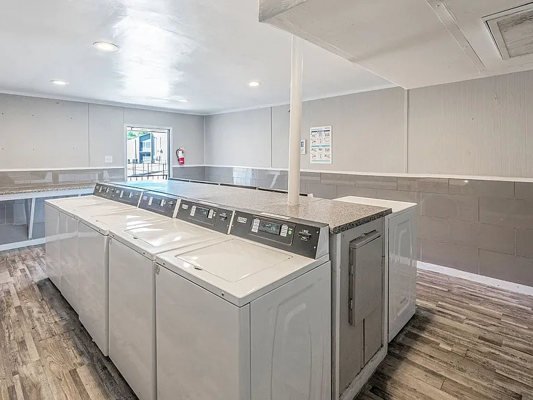South Crest Apartments: All Bills Paid -Dazzling Dallas Apartments in Quiet Area! — Photo 29