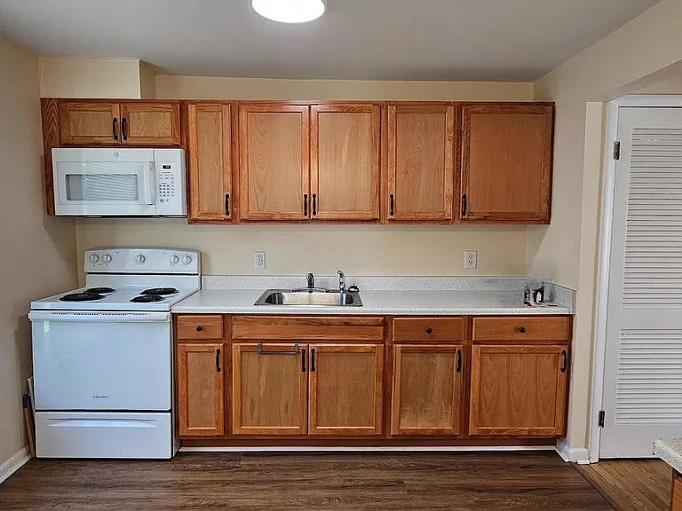220 E Whitlock Ave — Photo 2