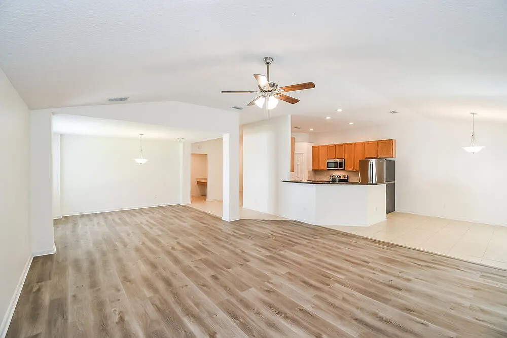4 bed, 2.0 bath, 2288 sqft, $2,270 — Photo 4