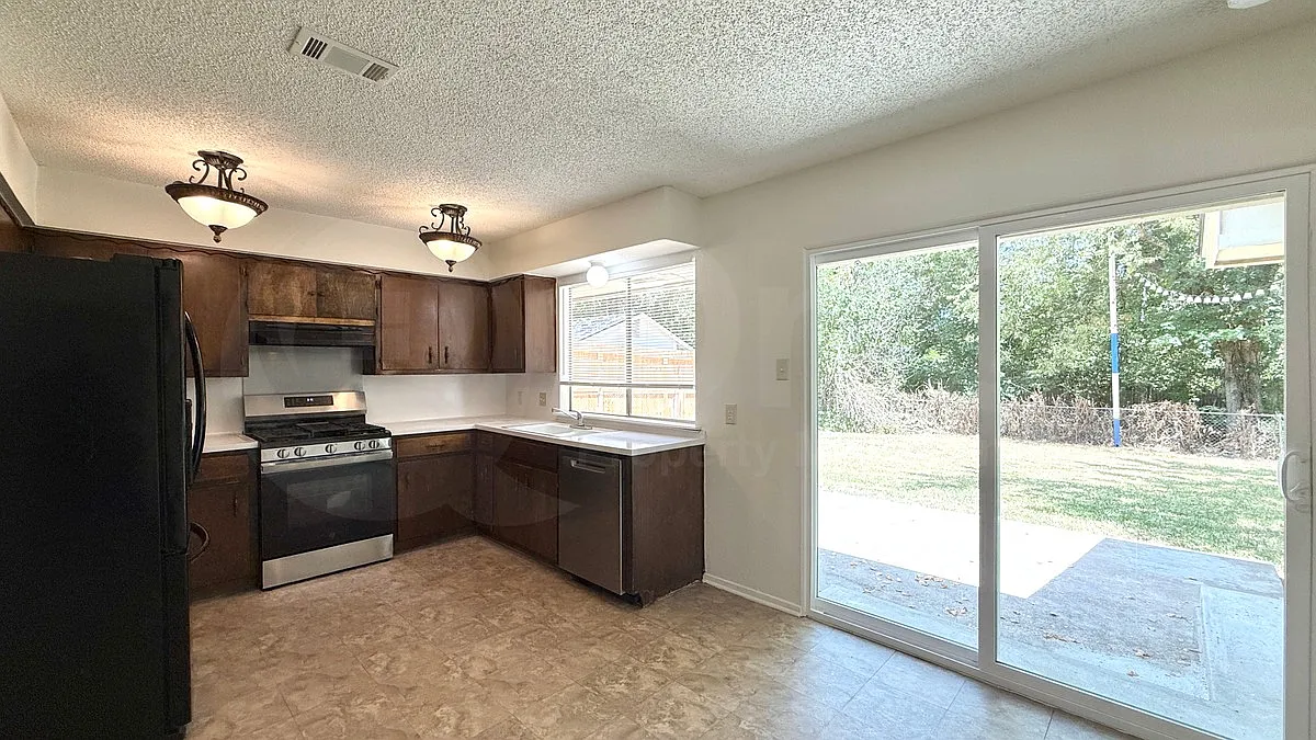 3 bed, 2.0 bath, 1385 sqft, $1,995 — Photo 3