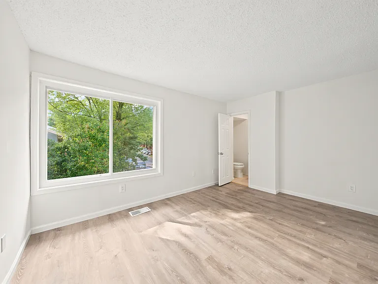 2357 Southgate Sq — Photo 9