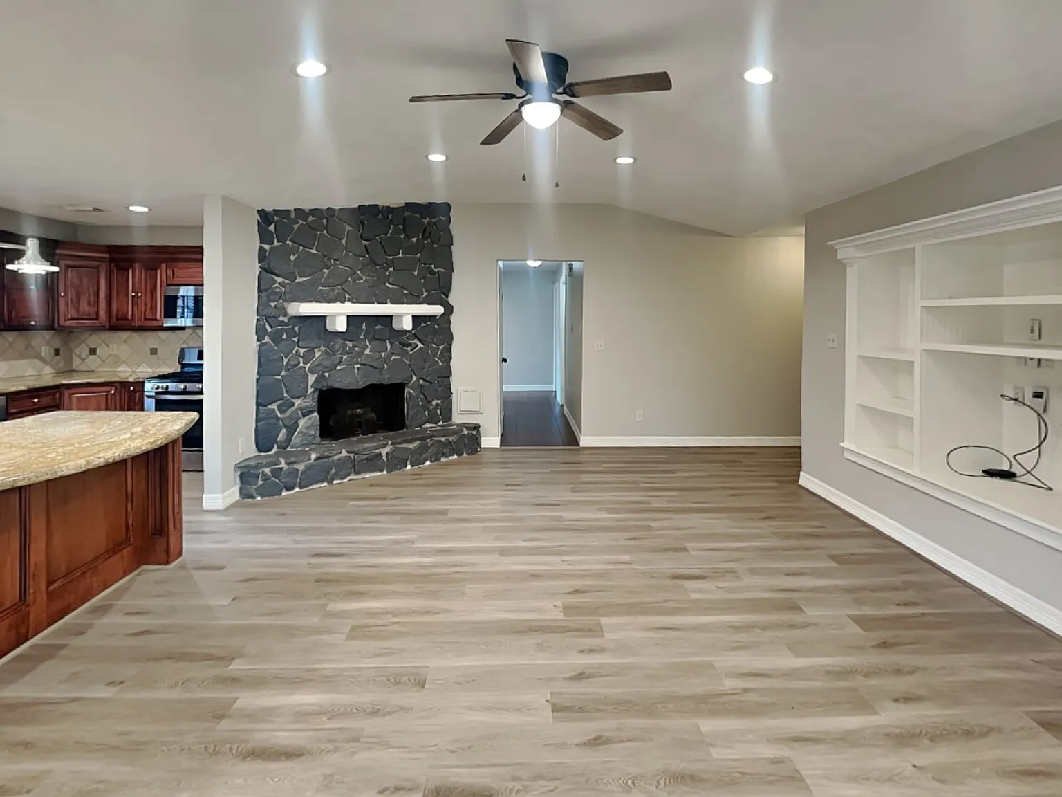 3 bed, 2.0 bath, 1410 sqft, $1,799 — Photo 2