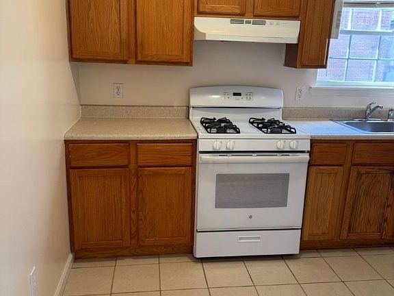 4th image of 17 Parkway Dr W APT 1