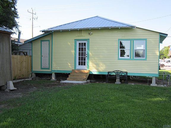 3rd image of 210 S Bayou Dr