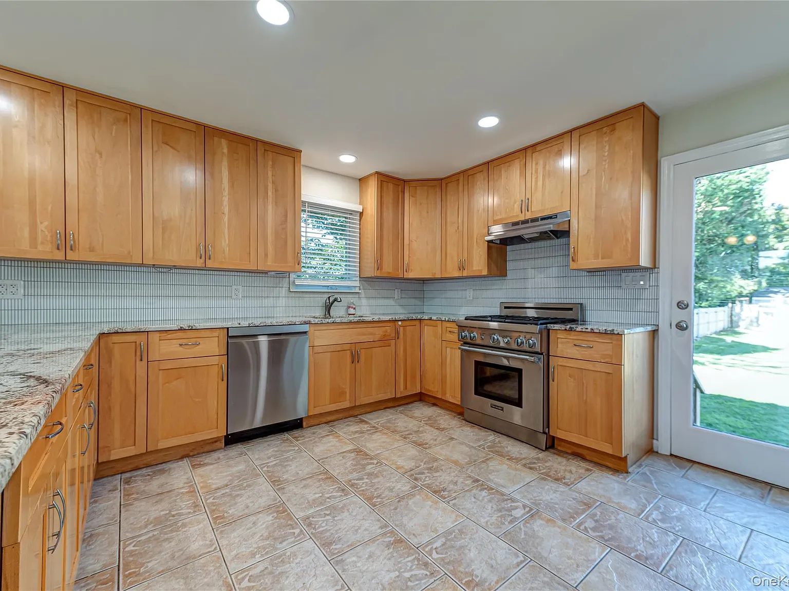 3 bed, 1.5 bath, 2100 sqft, $4,500 — Photo 3