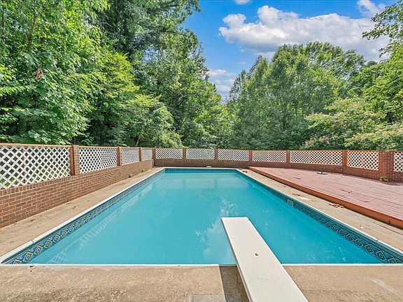 3rd image of 227 Vista View Ln