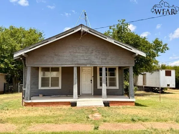 805 N Waggoner St, Electra, TX 76360