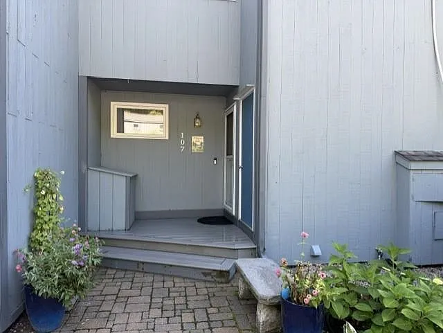 3 bed, 2.5 bath, 1872 sqft, $3,500 — Photo 1