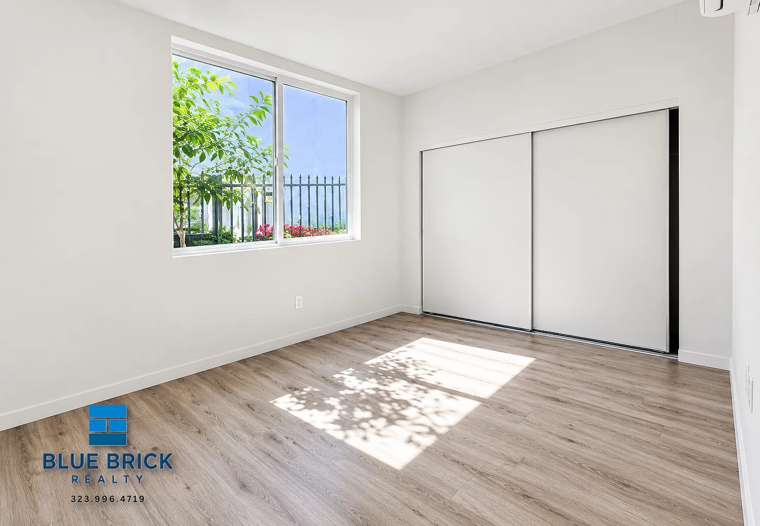Charming 1 Bedroom Near Public Transit & Local Shopping — Photo 1