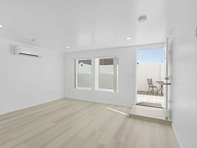 Gorgeous 2 Bed/2 bath apartment in excellent Sherman Oaks area! — Photo 2
