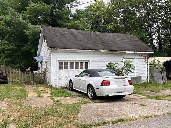 4th image of 590 E Main St