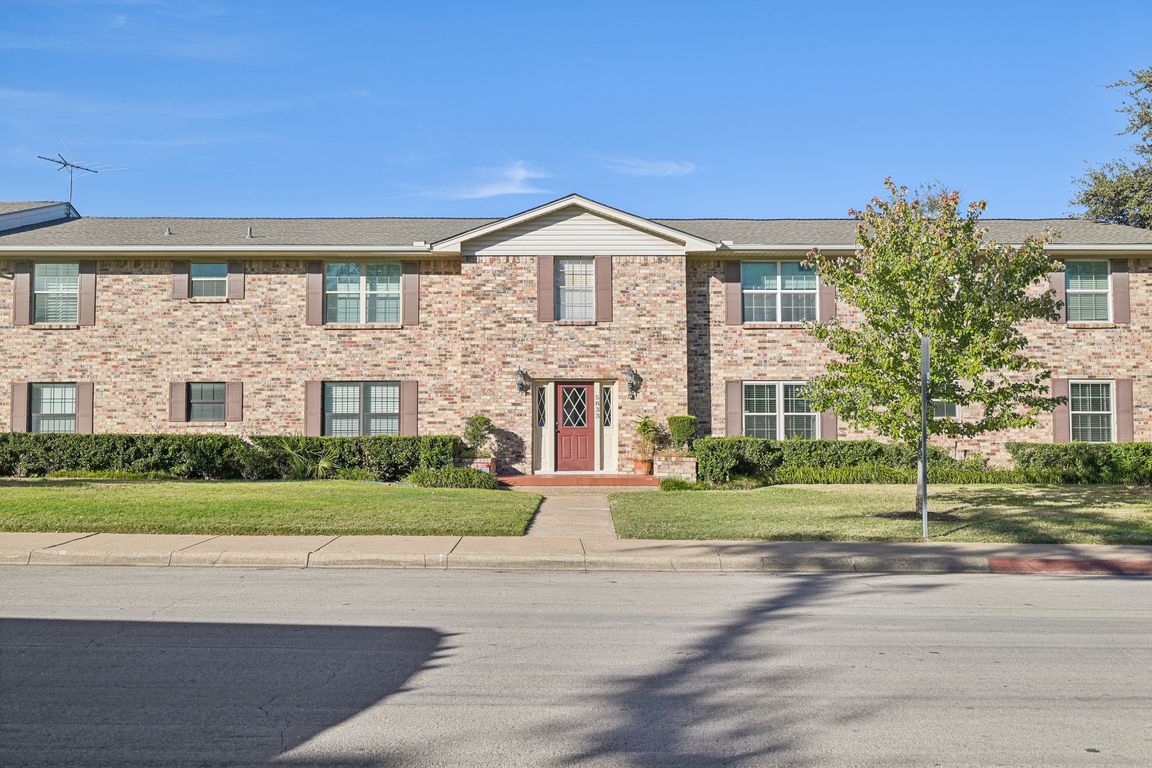 Birchbrook Dr 109-001.jpg