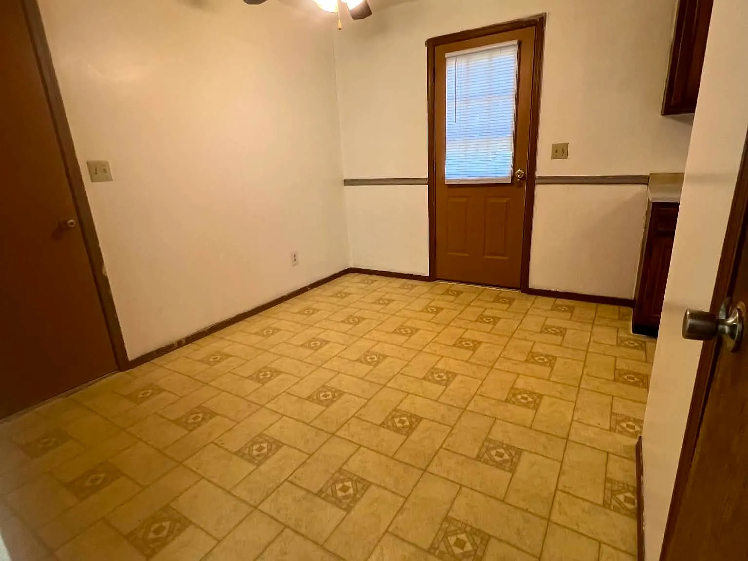 3 bed, 1.5 bath, 1500 sqft, $1,050 — Photo 3