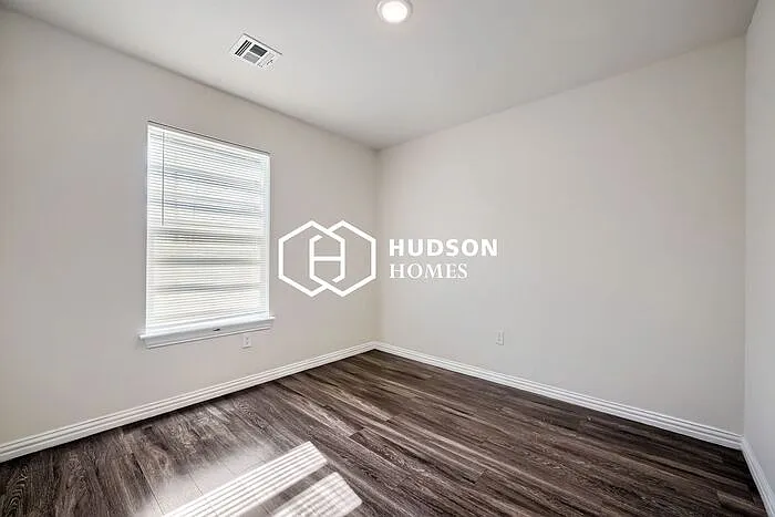 1311 N Travis St — Photo 10