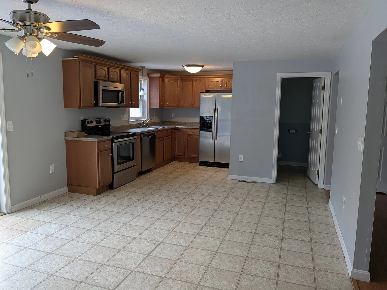 3 bed, 1.5 bath, 1876 sqft, $3,250 — Photo 2