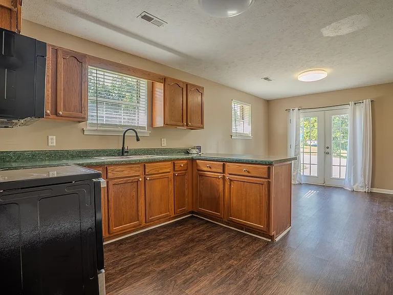 1433 Dustin Dr — Photo 6